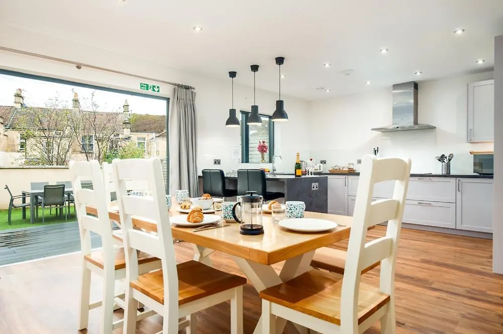 Solar Sanctuary- Skyline Balcony, City Centre, Three Floors, King Beds, Netflix And More! Bath