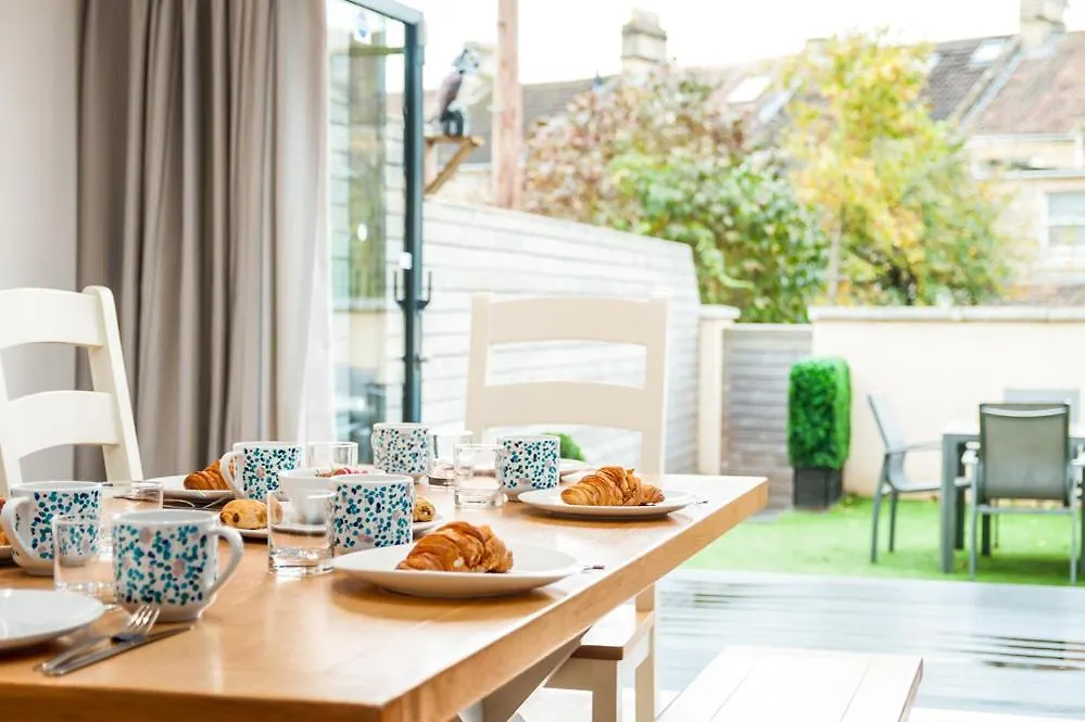 Solar Sanctuary- Skyline Balcony, City Centre, Three Floors, King Beds, Netflix And More! Bath 0*,