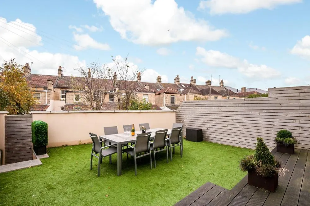 Solar Sanctuary- Skyline Balcony, City Centre, Three Floors, King Beds, Netflix And More! Bath 0*,  United Kingdom